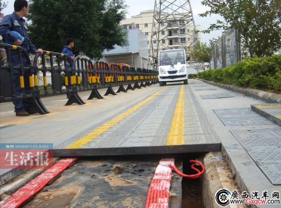 廣西建成首條無(wú)線供電車道 電動(dòng)汽車可"邊走邊充"